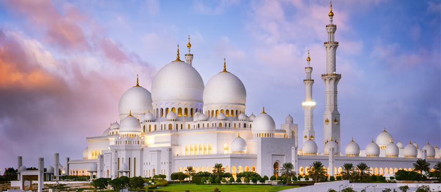 Effect lighting creates a moonlit sky: Lighting Abu Dhabi Grand Mosque