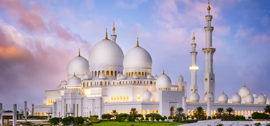 Effect lighting creates a moonlit sky: Lighting Abu Dhabi Grand Mosque